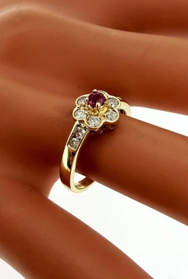 0.10ct Ruby & 0.25ct Diamond Cluster Ring - 9ct Gold 2.0g