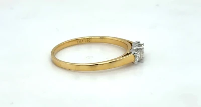 0.50ct Diamond & 18ct Gold Trilogy Ring 3.1g