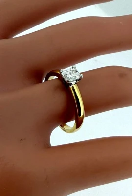 0.70ct Diamond & 18ct Gold Solitaire Ring 3.7g
