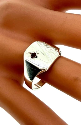 0.05ct Garnet & SIlver  Signet Ring 5.0 g - 13.3mm