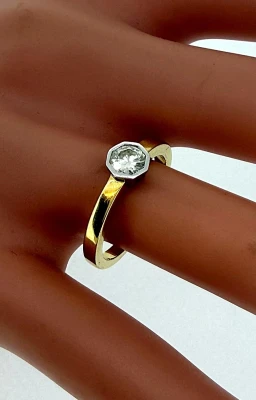 0.35ct Diamond & 18ct Gold Solitaire Ring 3.8g