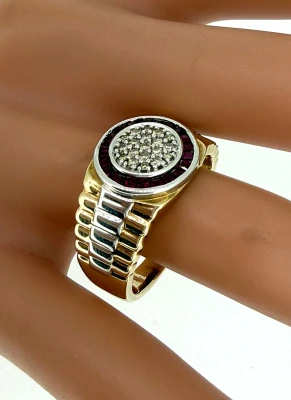 0.15ct Ruby & 0.10ct Diamond Signet Ring - 9ct Gold 5.8g