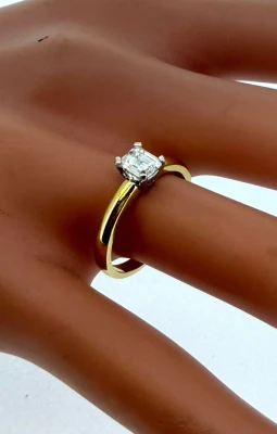0.70ct Diamond & 18ct Gold Solitaire Ring 3.7g