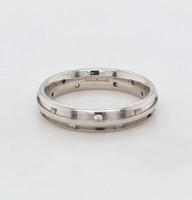 0.16ct Scattered Diamond & 18ct White Gold Wedding Band 4.7g