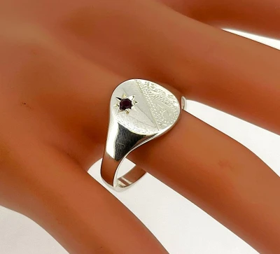 0.05ct Garnet & Sterling Silver Signet Ring 4.4g